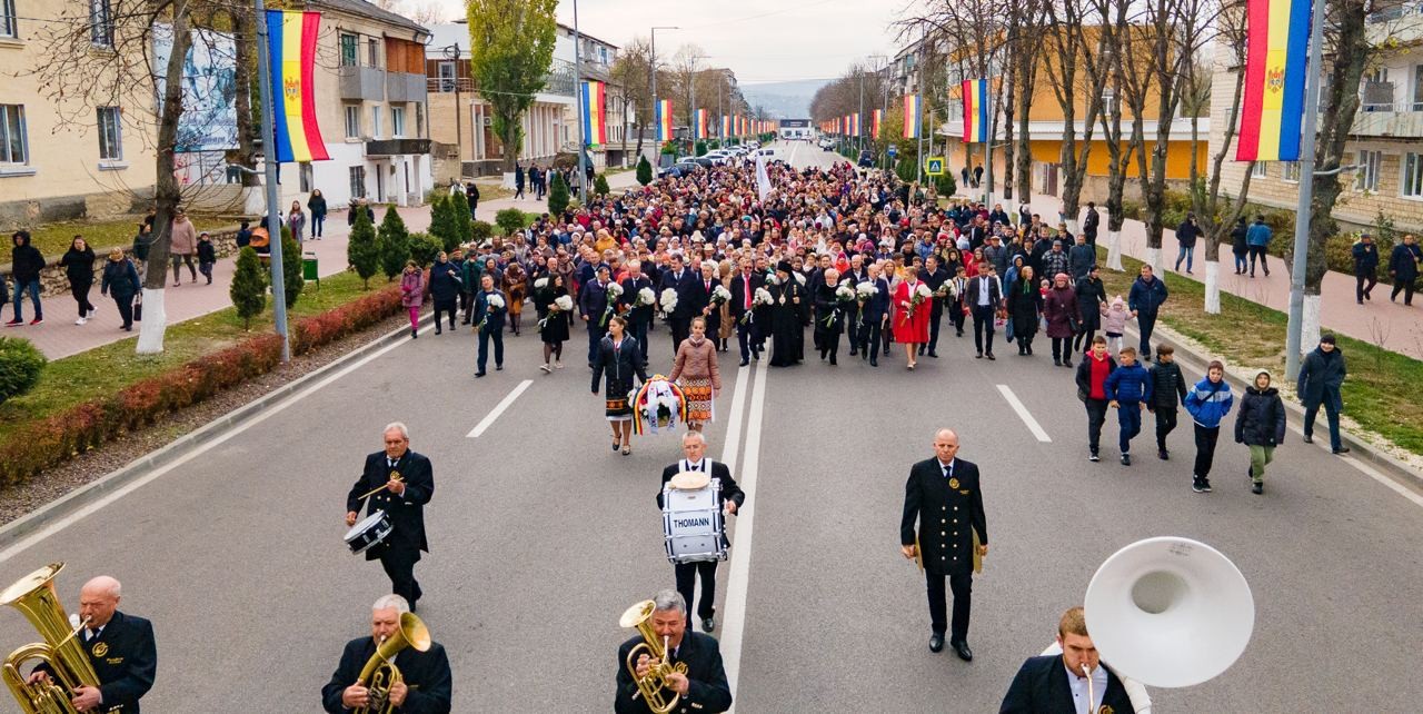FOTO // La mulți ani, Orhei! Hramul și ziua orașului sunt sărbătorite cu muzică, voie bună, un marș pe ritmuri de fanfară, concert și focuri de artificii