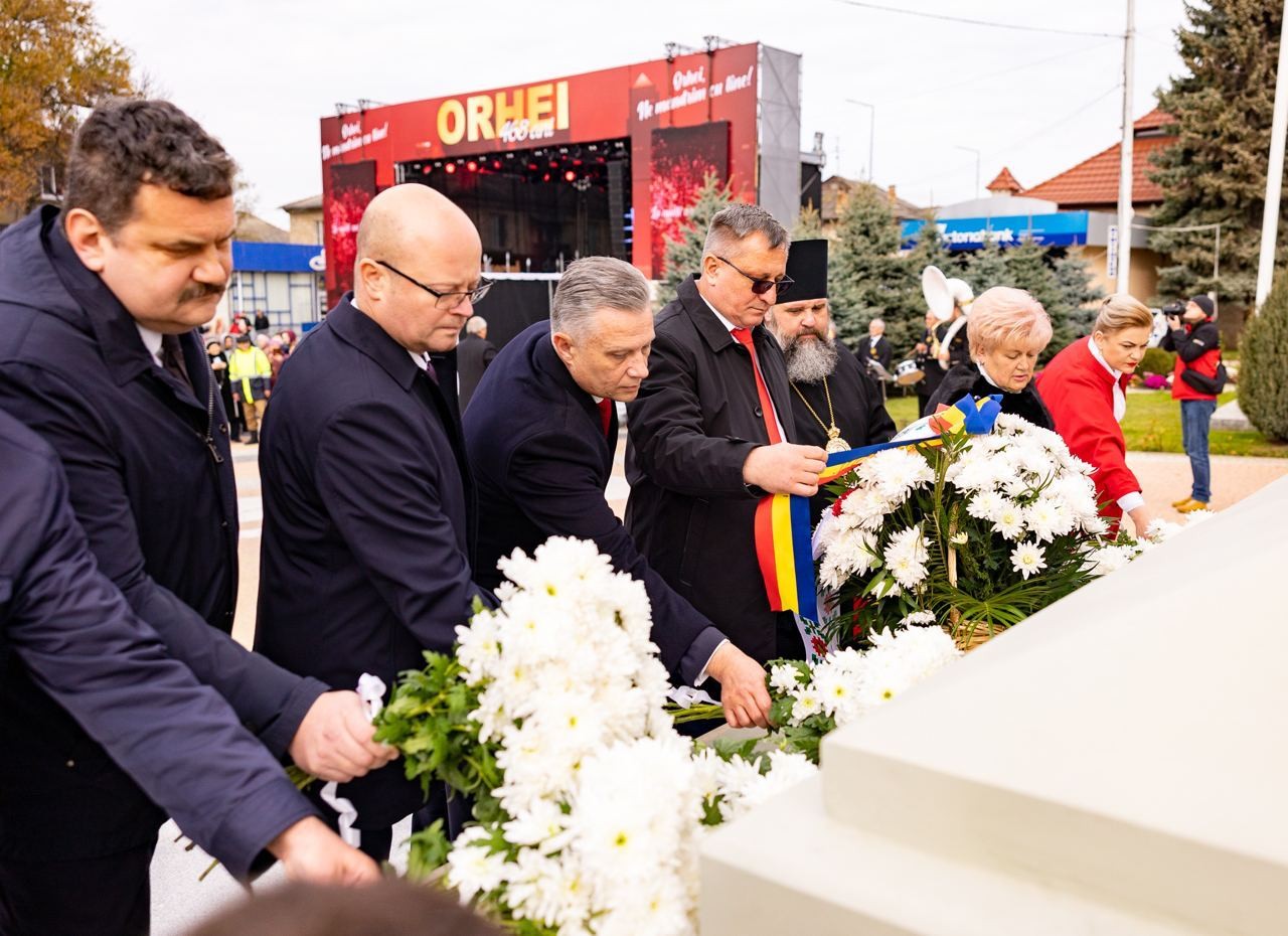 FOTO // La mulți ani, Orhei! Hramul și ziua orașului sunt sărbătorite cu muzică, voie bună, un marș pe ritmuri de fanfară, concert și focuri de artificii
