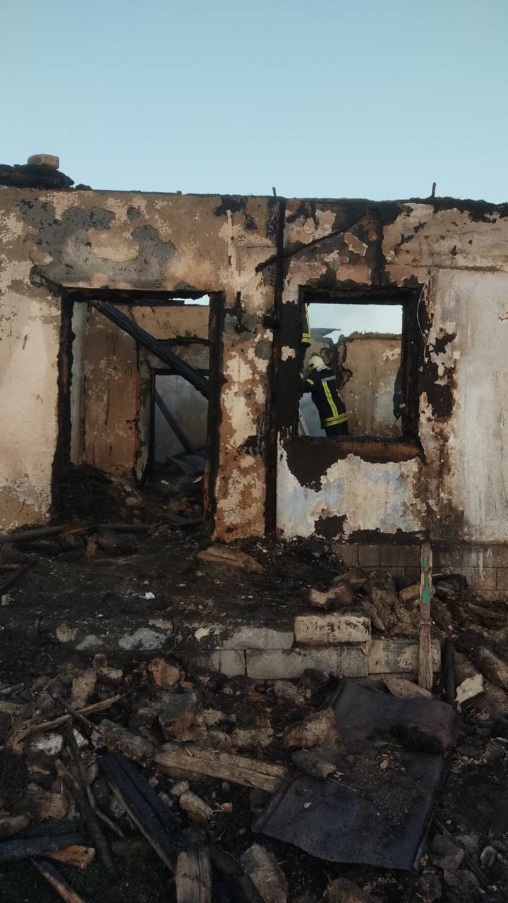 FOTO // Tragedie la Edineț. Un copil de 4 ani și bunica sa, arși de vii într-o casă