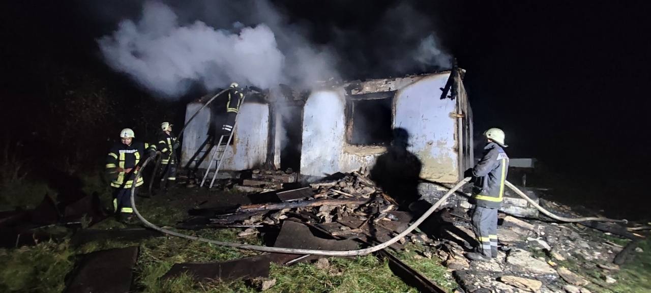 FOTO // Tragedie la Edineț. Un copil de 4 ani și bunica sa, arși de vii într-o casă