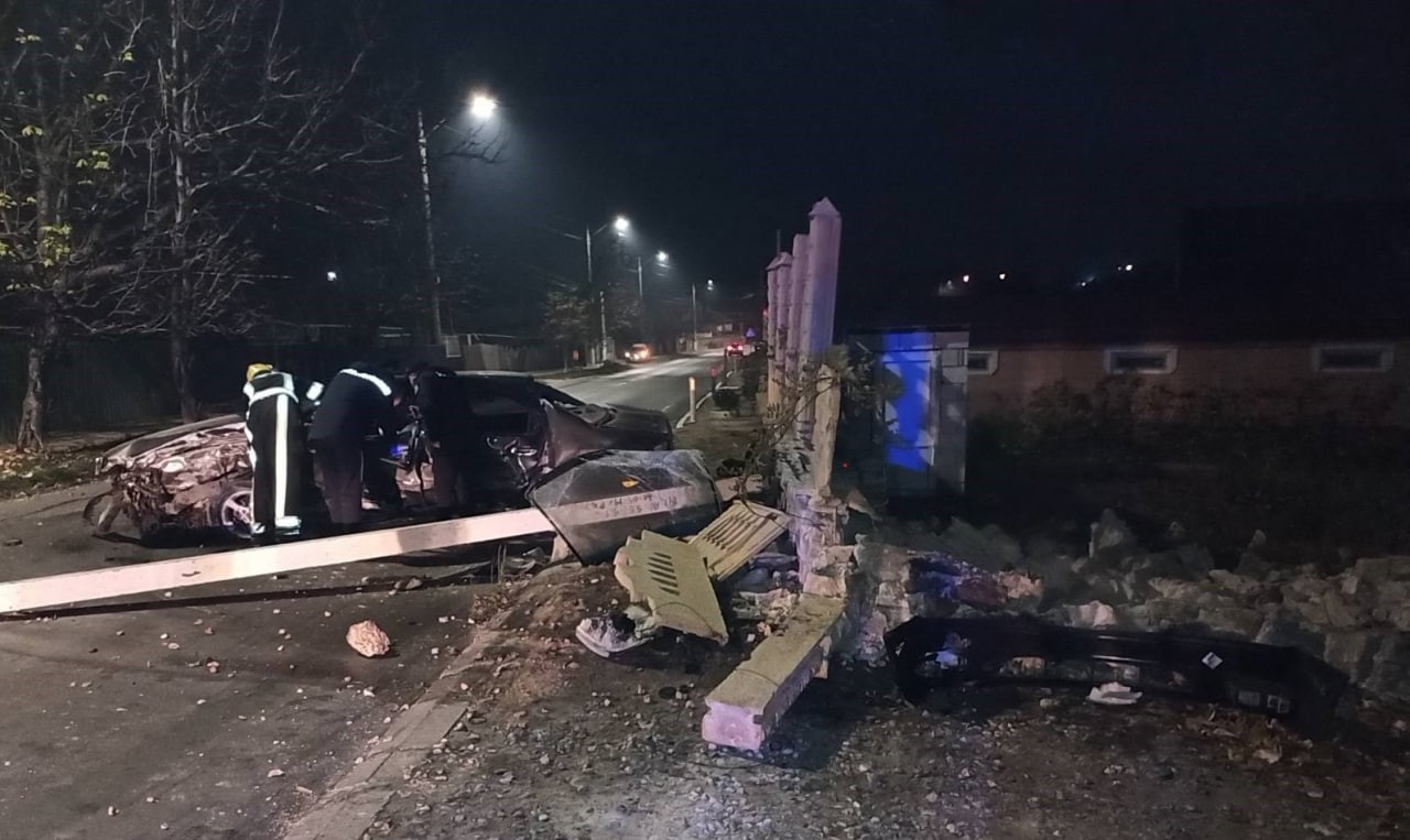 FOTO // Accident grav la Ialoveni. Două persoane au fost descarcerate de salvatori