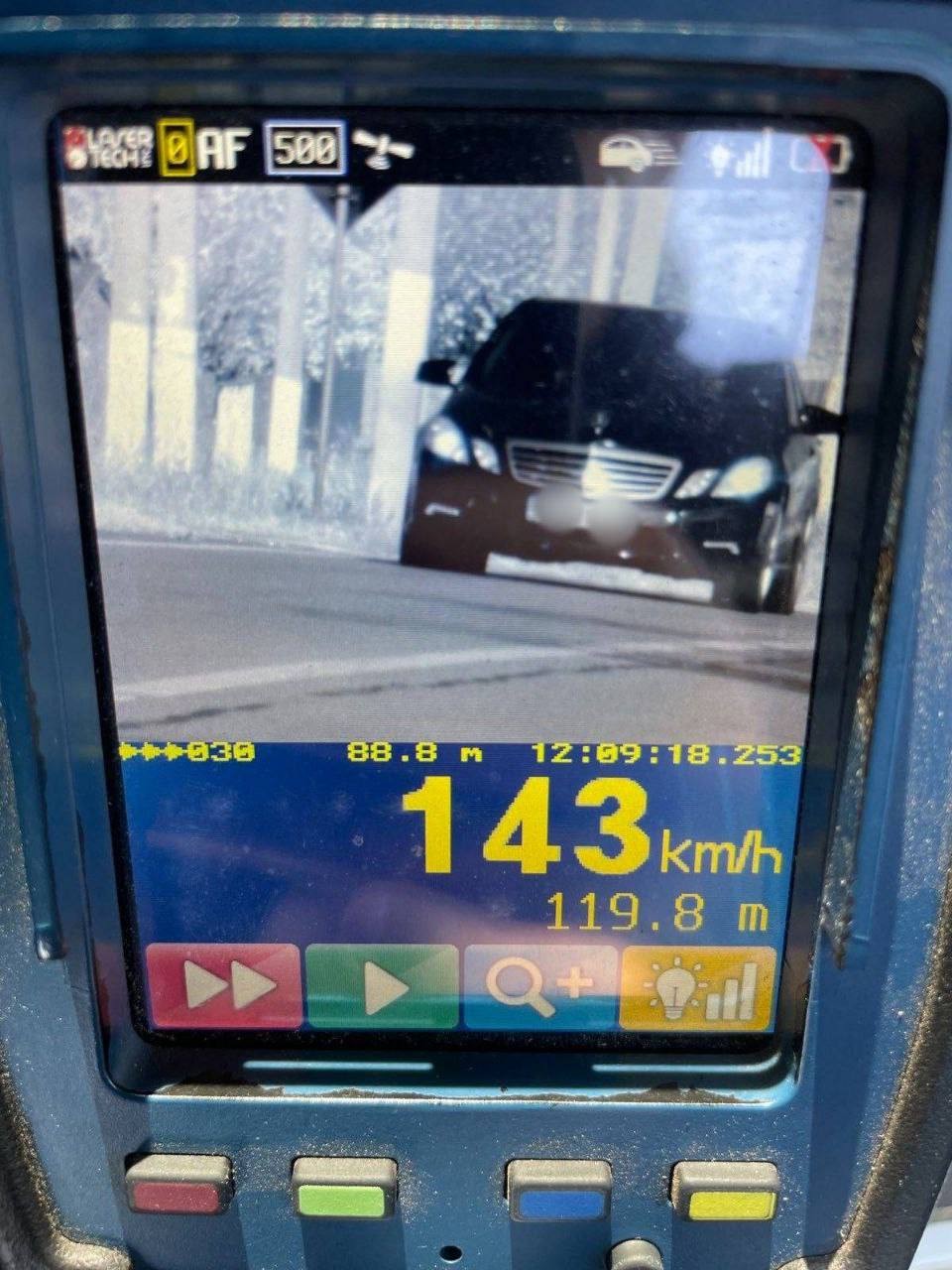 FOTO // Iresponsabilitate totală: cu 143 km/h prin sat