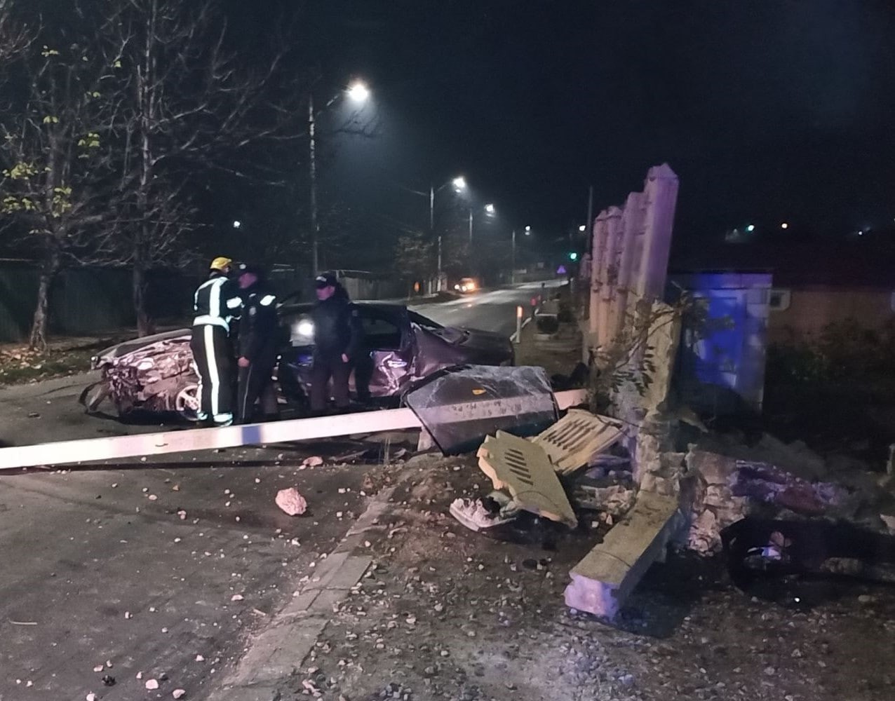 FOTO // Accident grav la Ialoveni. Două persoane au fost descarcerate de salvatori