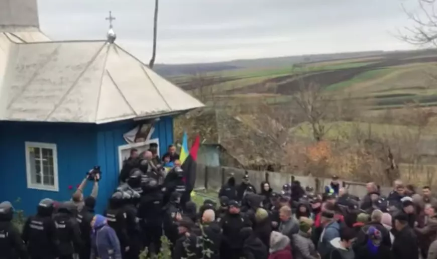 Scene șocante în curtea unei biserici: Enoriașii s-au luat la bătaie
