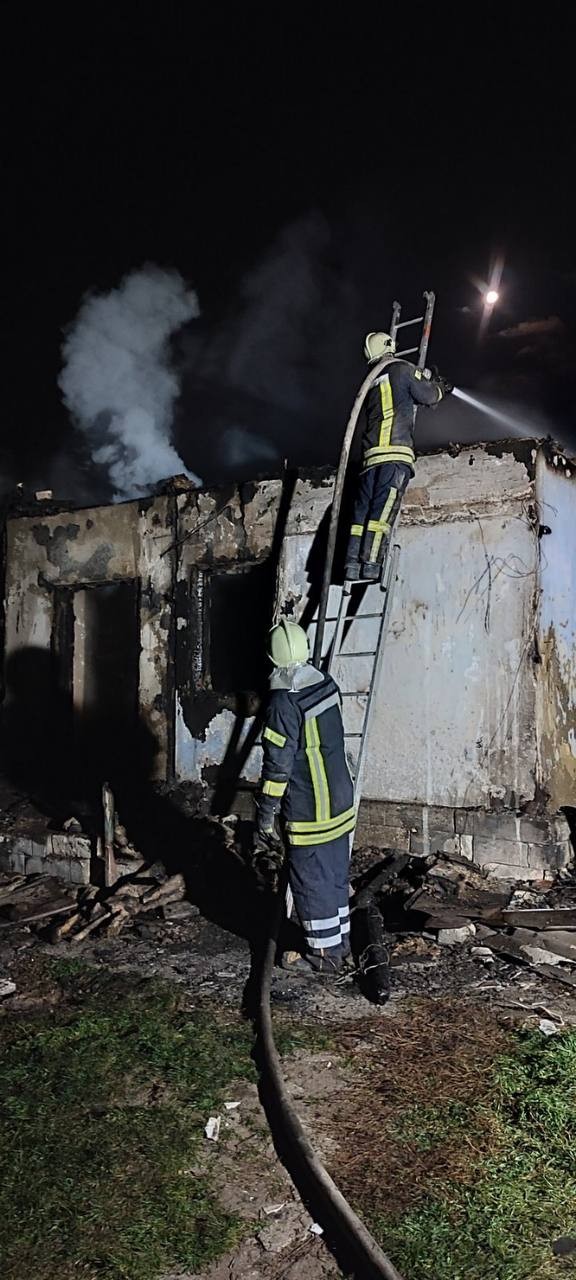 FOTO // Tragedie la Edineț. Un copil de 4 ani și bunica sa, arși de vii într-o casă