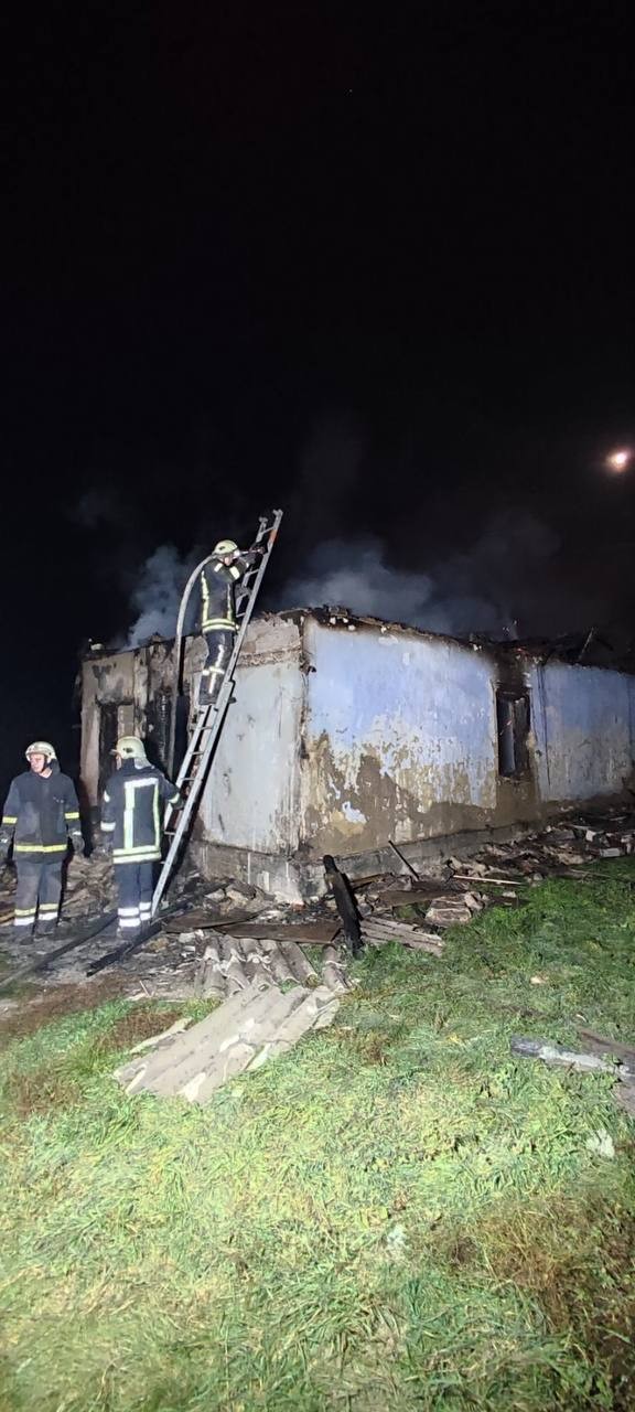 FOTO // Tragedie la Edineț. Un copil de 4 ani și bunica sa, arși de vii într-o casă