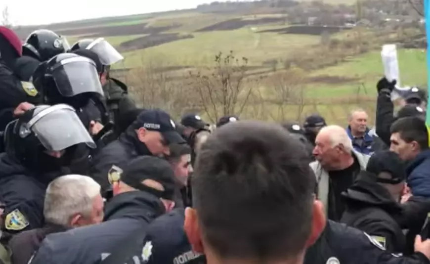 Scene șocante în curtea unei biserici: Enoriașii s-au luat la bătaie
