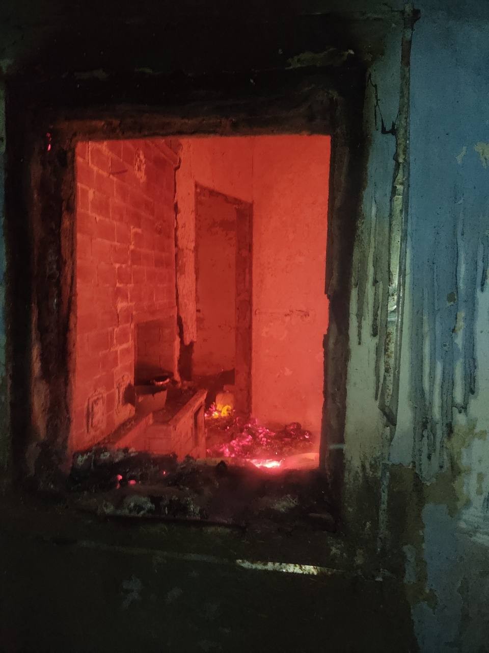 FOTO // Tragedie la Edineț. Un copil de 4 ani și bunica sa, arși de vii într-o casă