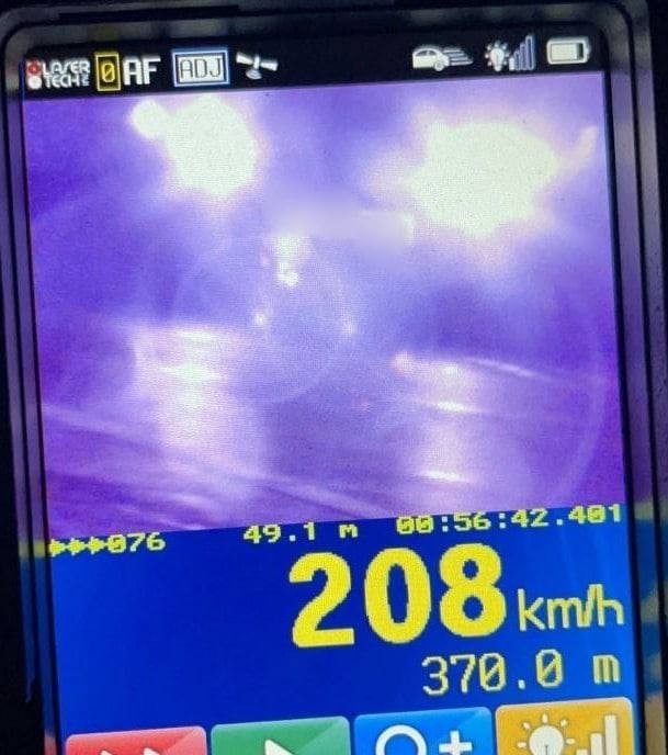 FOTO // RECORD ABSOLUT: Un tânăr, prins cu 208 km/h prin sat
