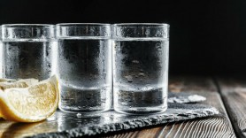 A murit după ce medicii „au refuzat să creadă” că bărbatul bea trei sticle de vodcă pe zi. Ce spune mama bărbatului