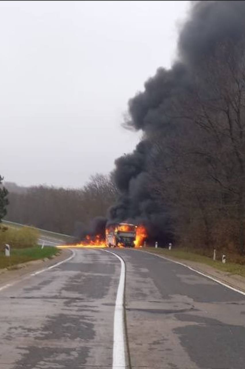 FOTO // Un autocar cu pasageri a luat foc în apropiere de Strășeni. Poliția: Ducea oamenii la protest