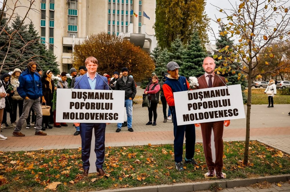 FOTO // Protest în Capitală: Miniștrii „dușmani ai poporului moldovenesc”