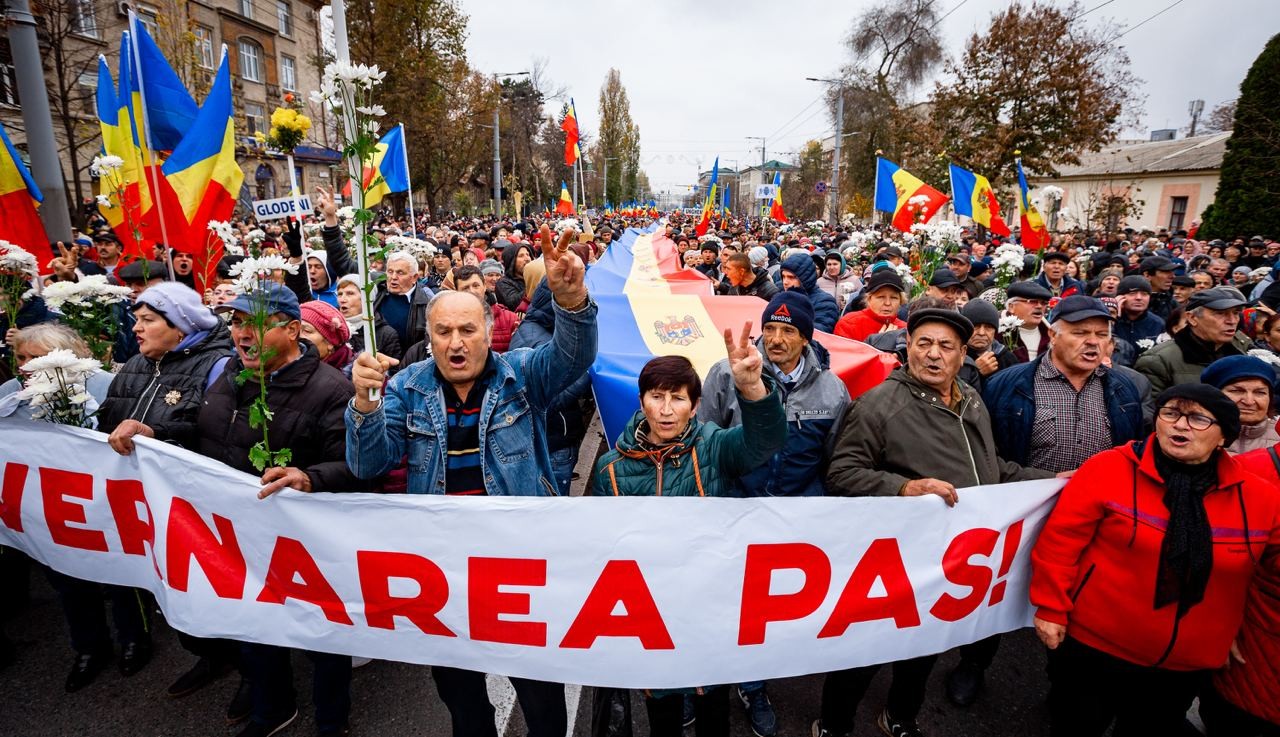 FOTO // Protest în Capitală: Miniștrii „dușmani ai poporului moldovenesc”