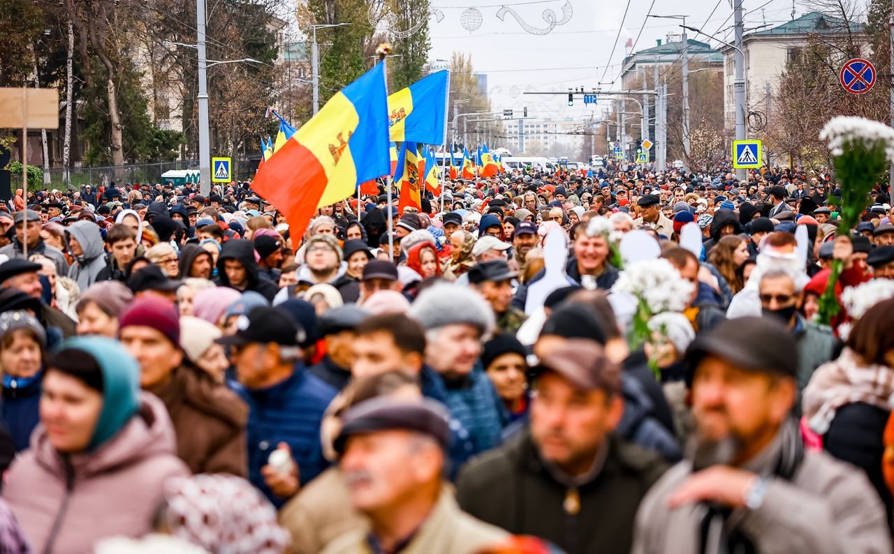 FOTO // Numărul protestatarilor a crescut: 60 de mii de oameni scandează „Demisia!”