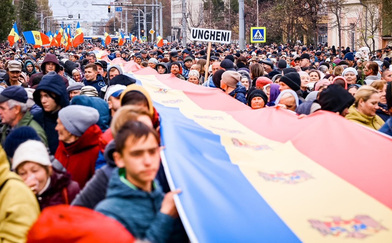 FOTO // Numărul protestatarilor a crescut: 60 de mii de oameni scandează „Demisia!”