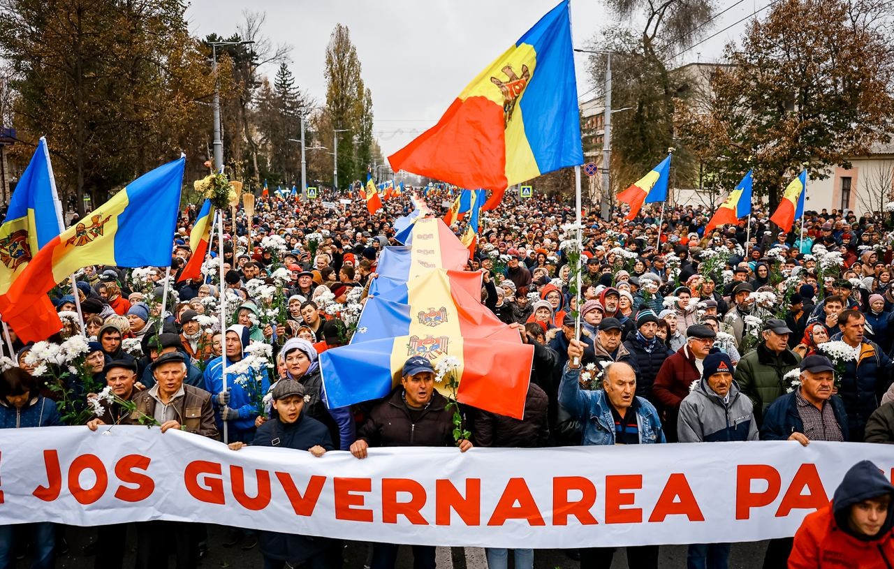 FOTO // Numărul protestatarilor a crescut: 60 de mii de oameni scandează „Demisia!”