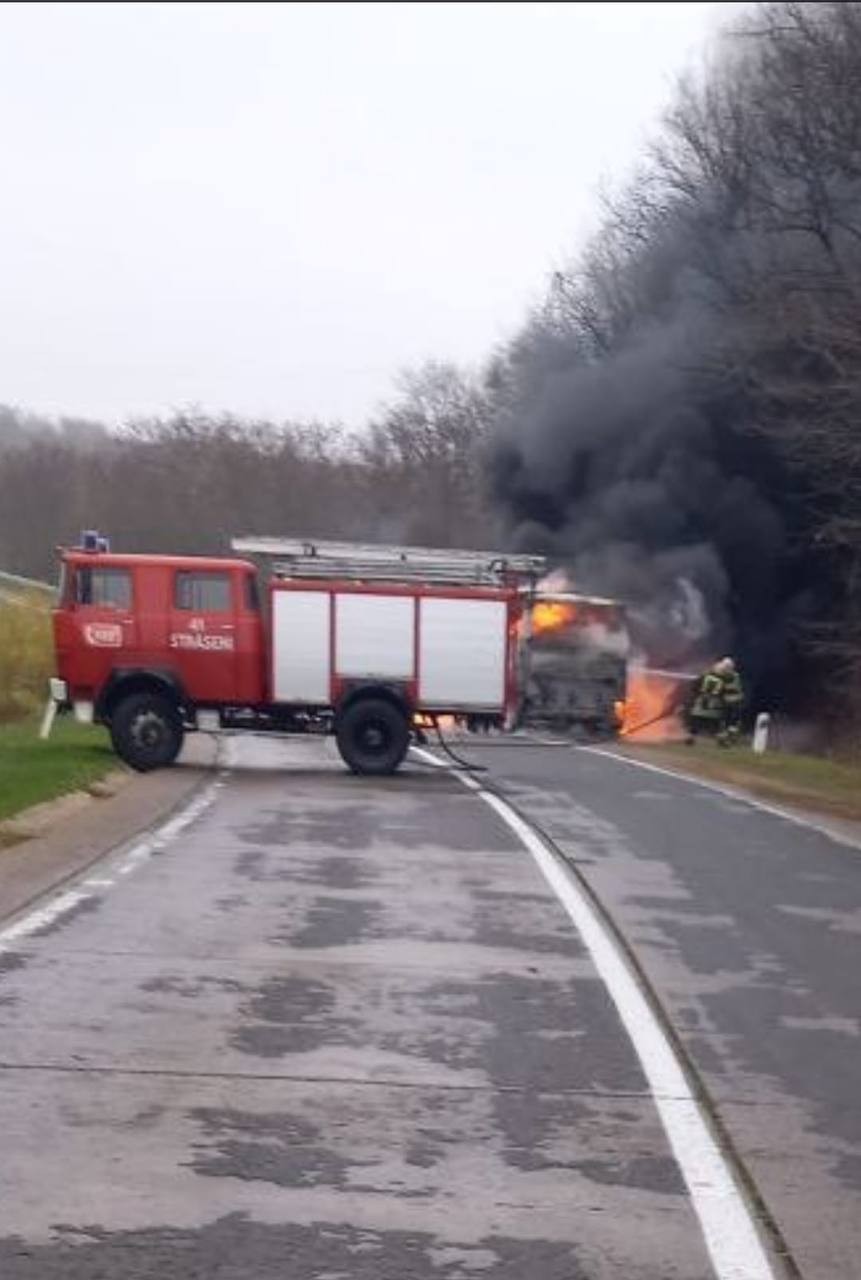 FOTO // Un autocar cu pasageri a luat foc în apropiere de Strășeni. Poliția: Ducea oamenii la protest