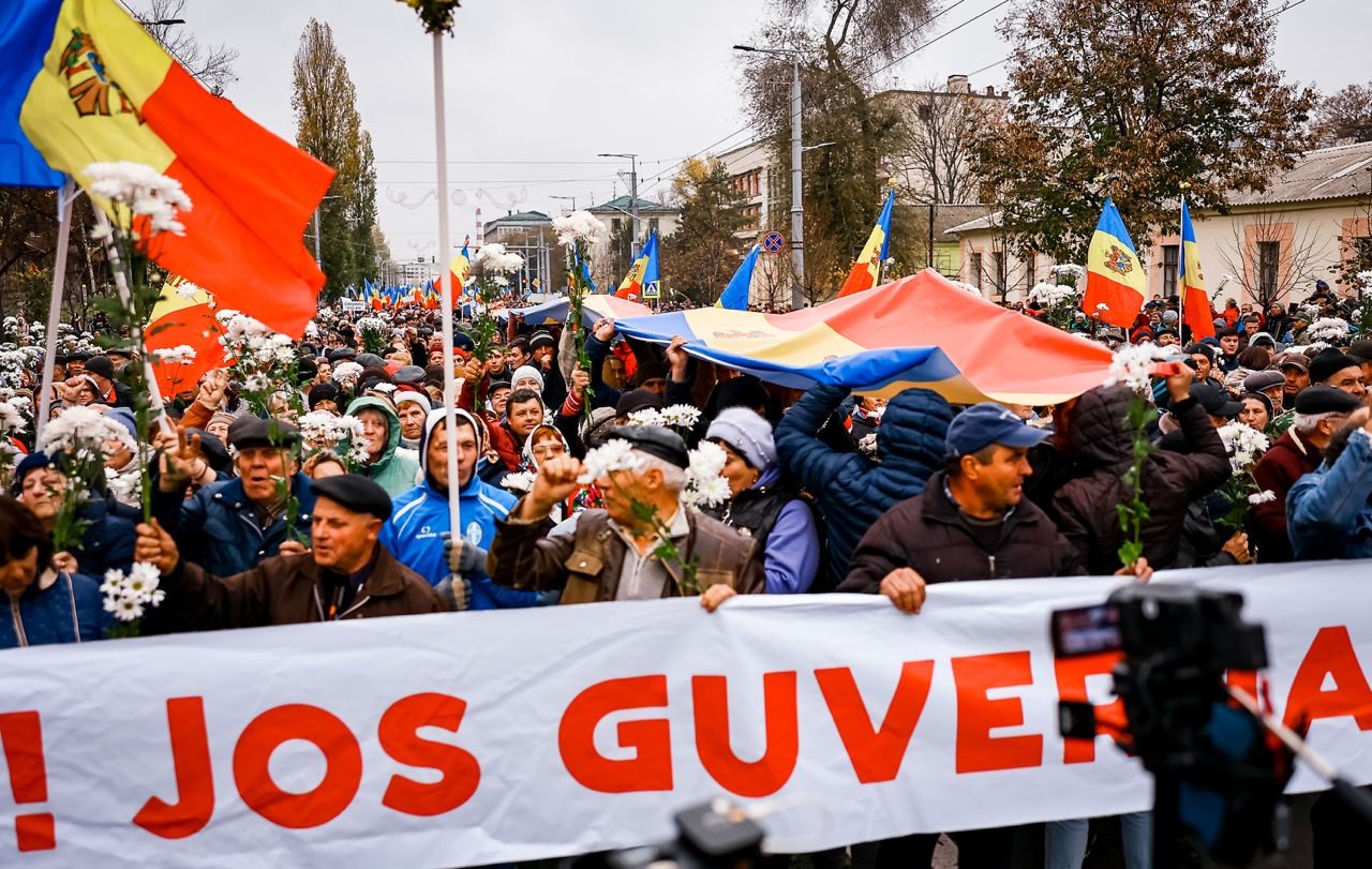 FOTO // Numărul protestatarilor a crescut: 60 de mii de oameni scandează „Demisia!”