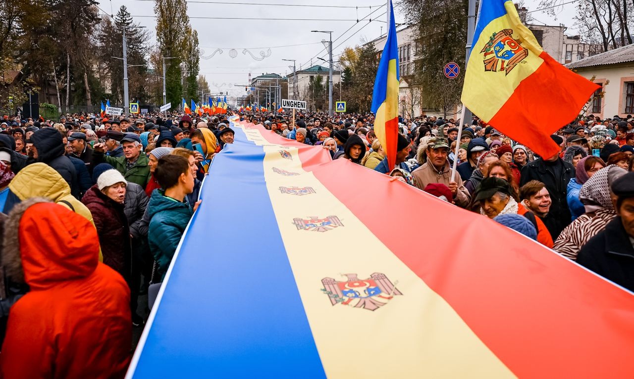 FOTO // Numărul protestatarilor a crescut: 60 de mii de oameni scandează „Demisia!”