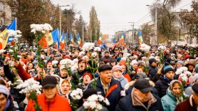 FOTO // Numărul protestatarilor a crescut: 60 de mii de oameni scandează „Demisia!”
