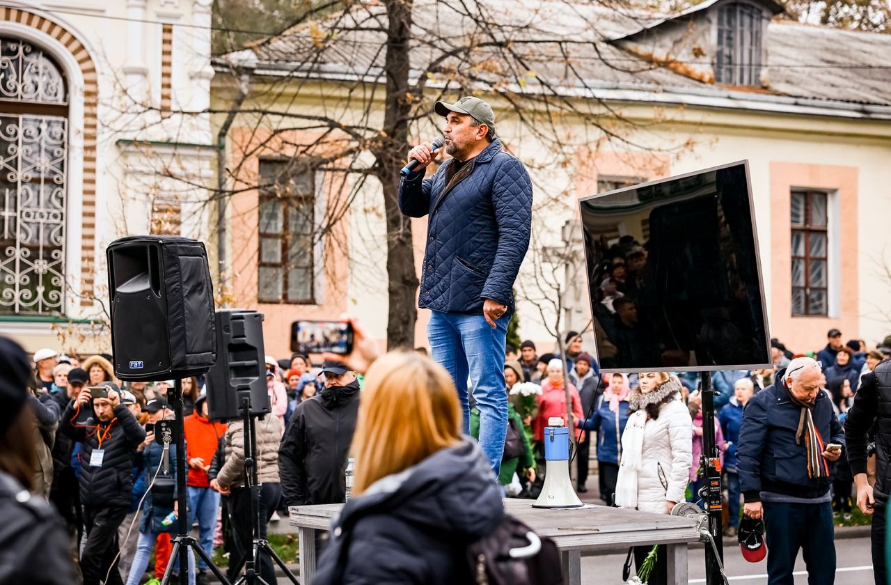 FOTO // Numărul protestatarilor a crescut: 60 de mii de oameni scandează „Demisia!”