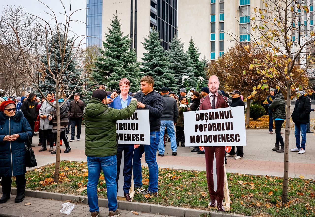 FOTO // Protest în Capitală: Miniștrii „dușmani ai poporului moldovenesc”