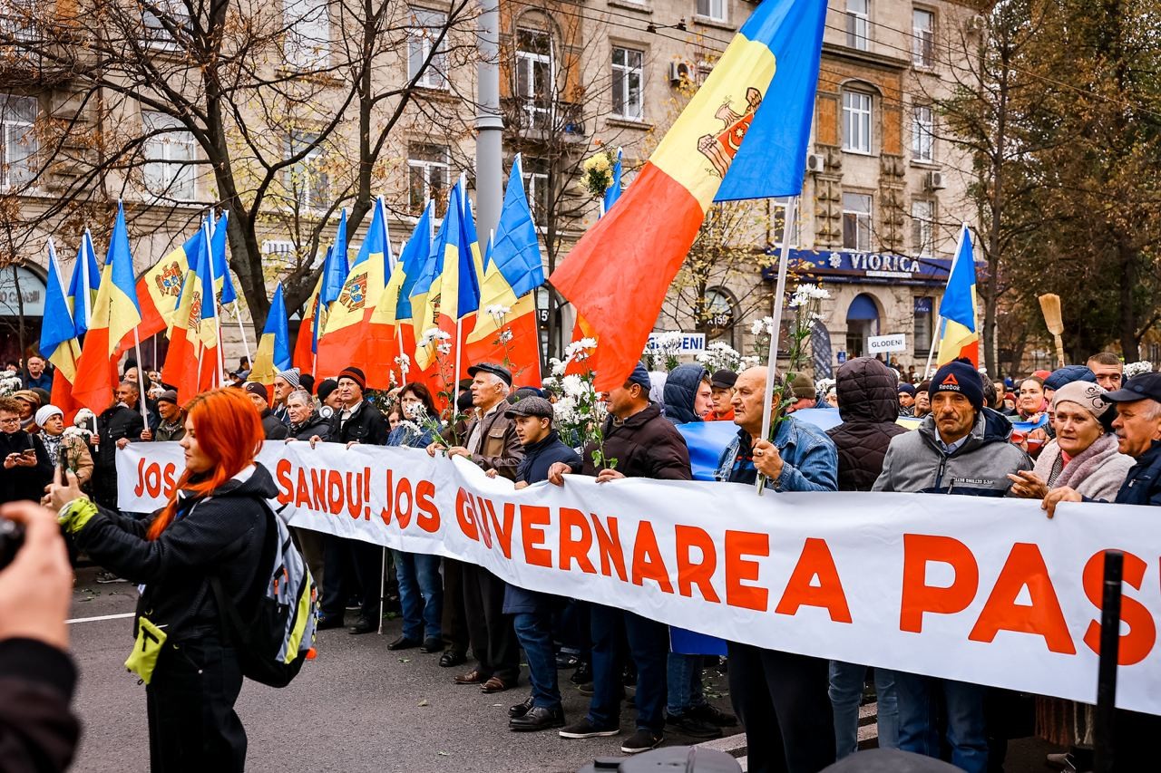 FOTO // Numărul protestatarilor a crescut: 60 de mii de oameni scandează „Demisia!”