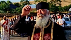 Părintele Calistrat lipsit de dreptul de a ține slujbe, după ce a lovit două femei în curtea bisericii