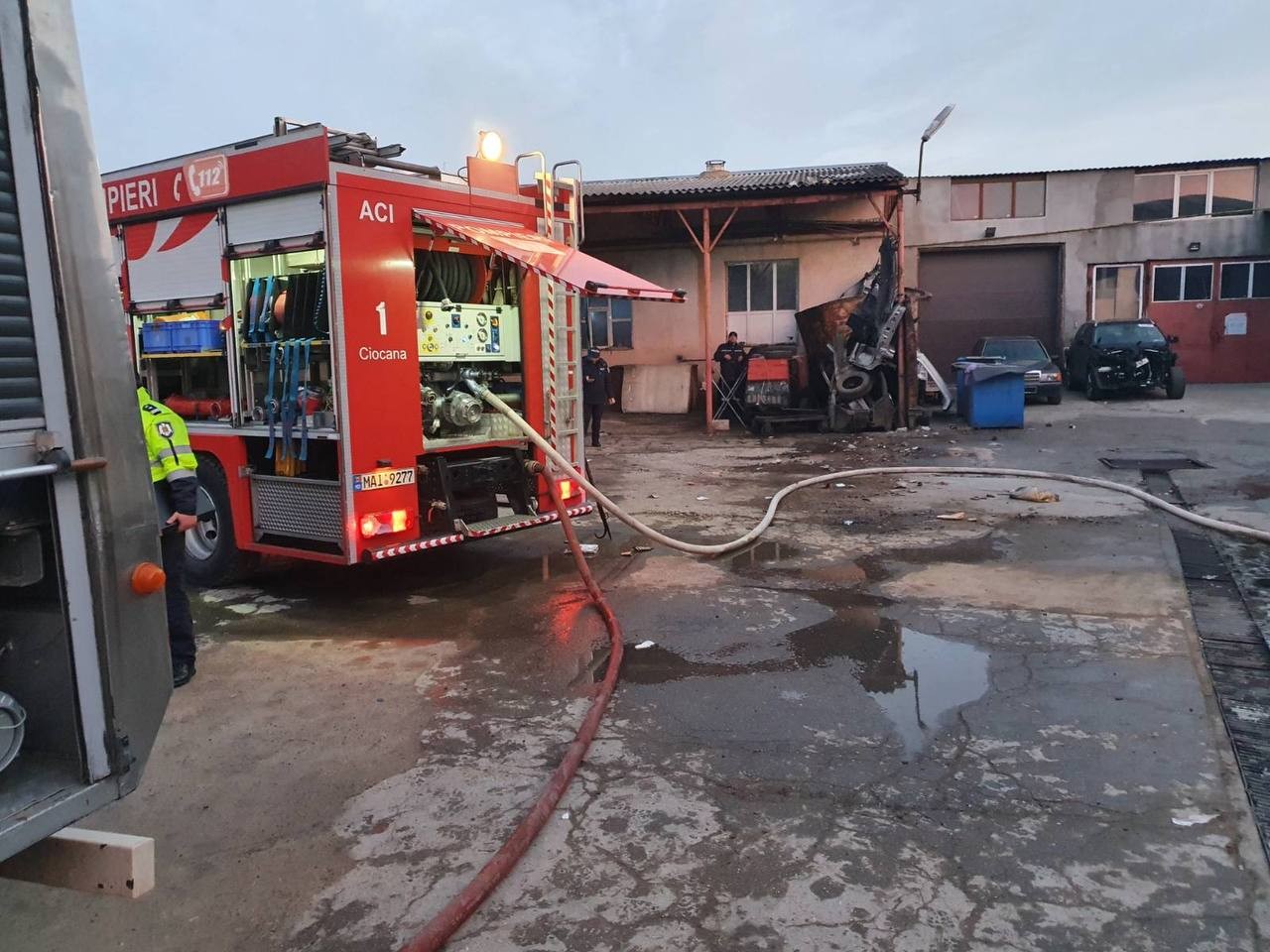 FOTO // Incendiu puternic în capitală. Un atelier auto a luat foc