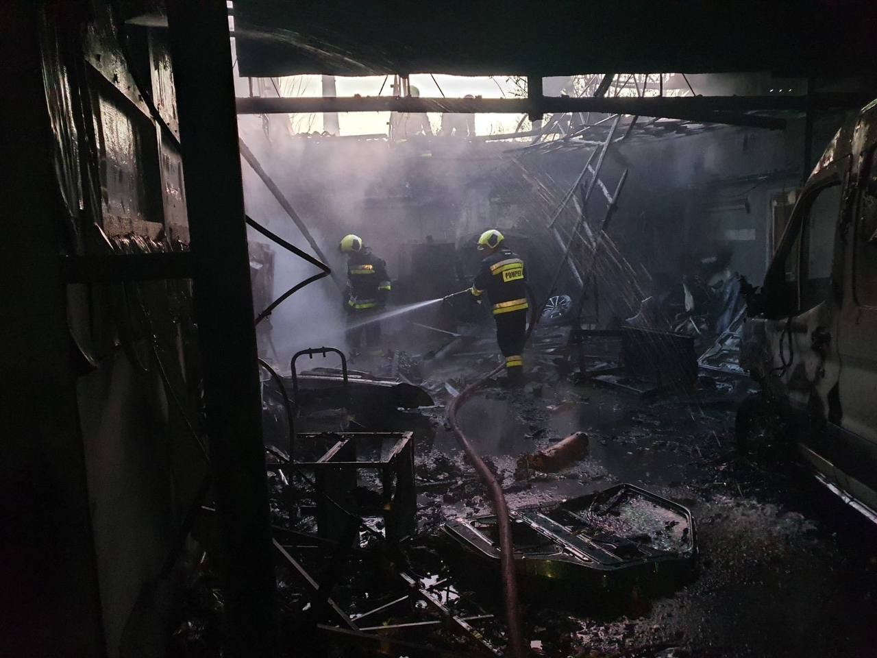 FOTO // Incendiu puternic în capitală. Un atelier auto a luat foc