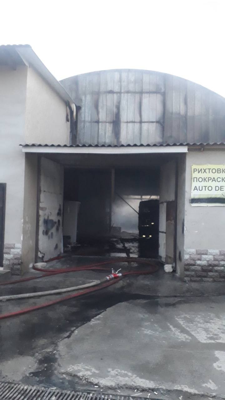 FOTO // Incendiu puternic în capitală. Un atelier auto a luat foc