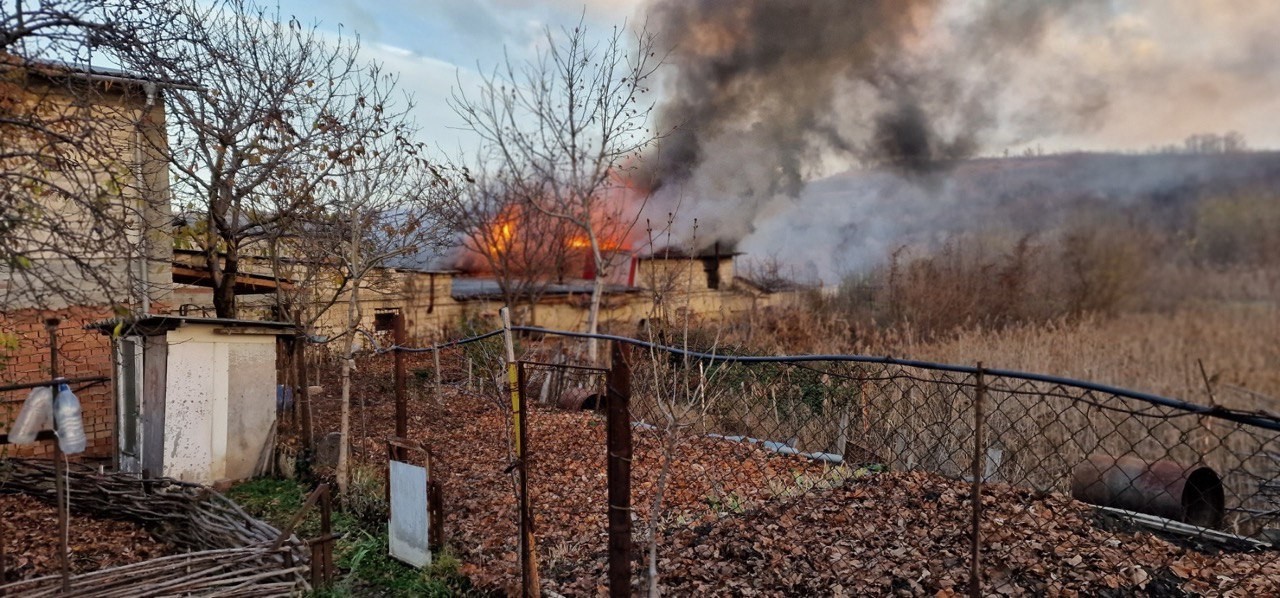 FOTO // Incendiu puternic în capitală. Un atelier auto a luat foc