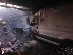 FOTO // Incendiu puternic în capitală. Un atelier auto a luat foc