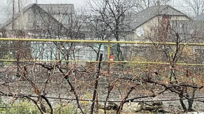 FOTO // NINGE în Moldova. Primii fulgi fac furori pe rețelele de socializare