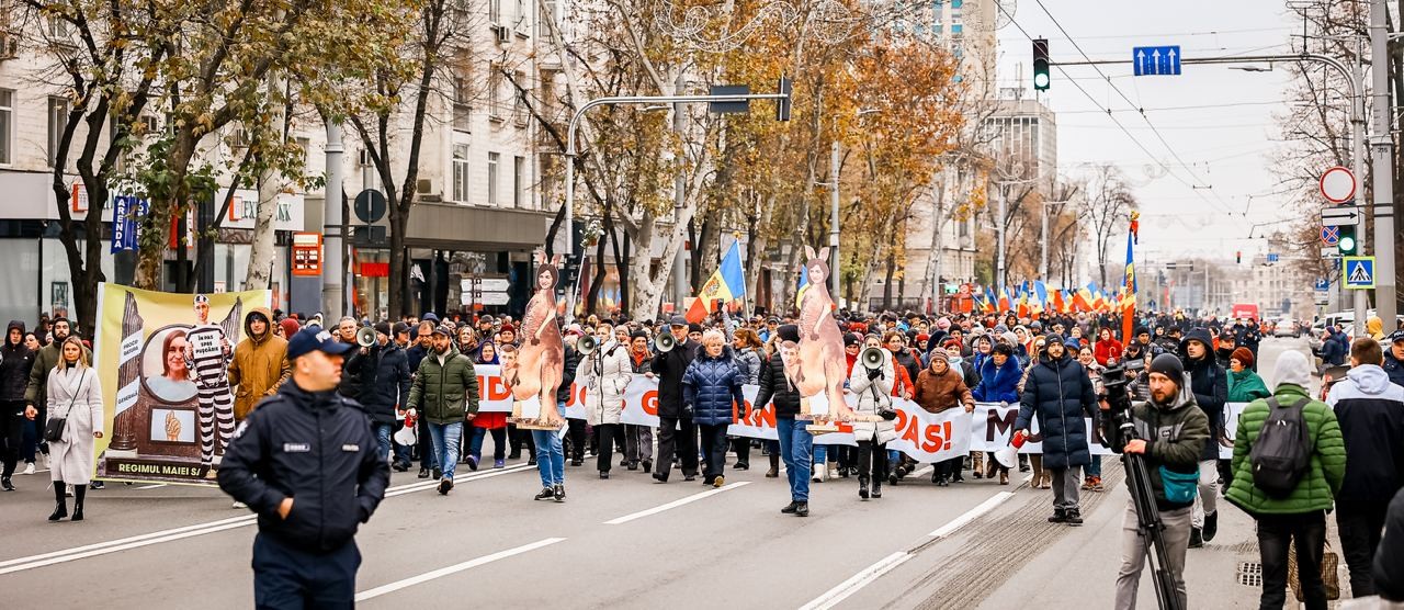 Peste 50 de mii de oameni protestează față de capturarea Procuraturii Generale
