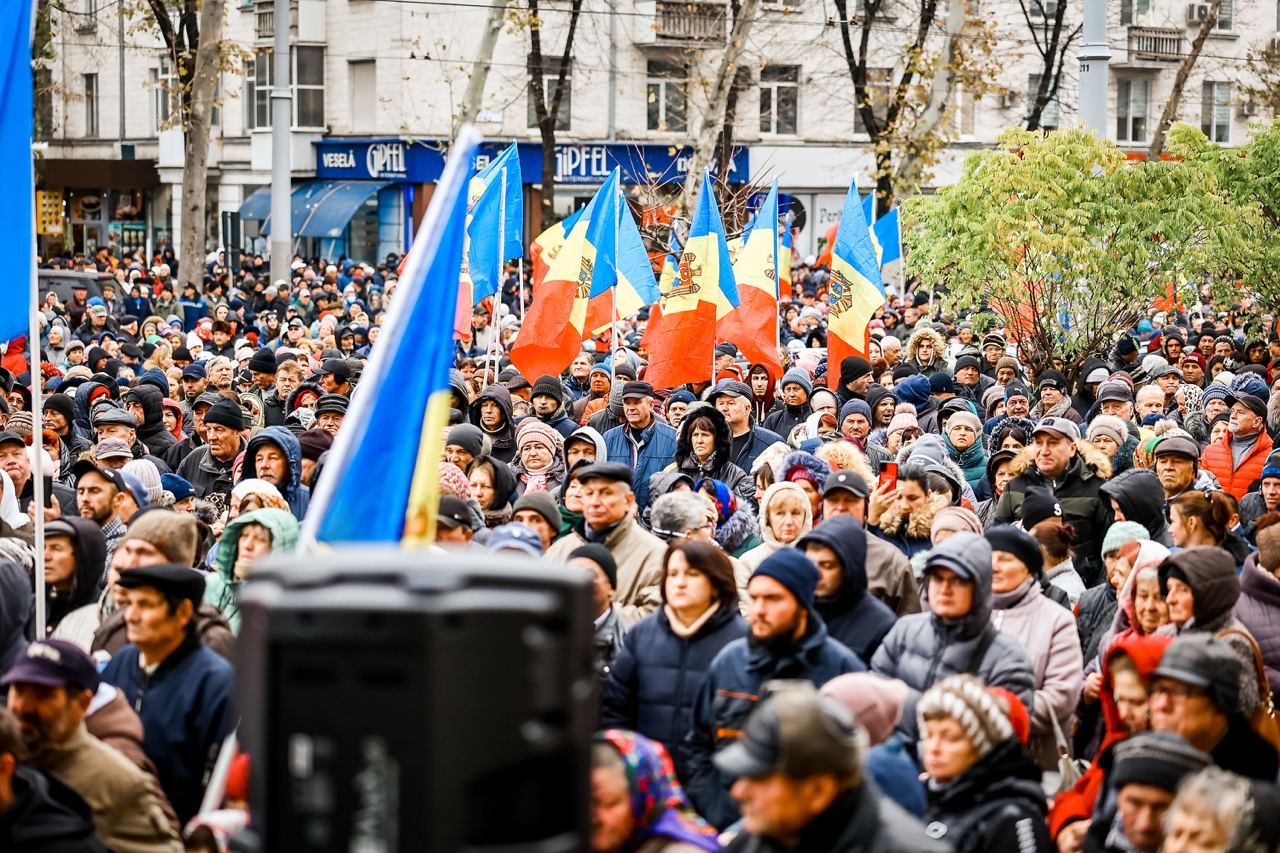 Peste 50 de mii de oameni protestează față de capturarea Procuraturii Generale