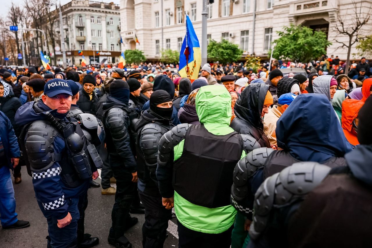 Peste 50 de mii de oameni protestează față de capturarea Procuraturii Generale