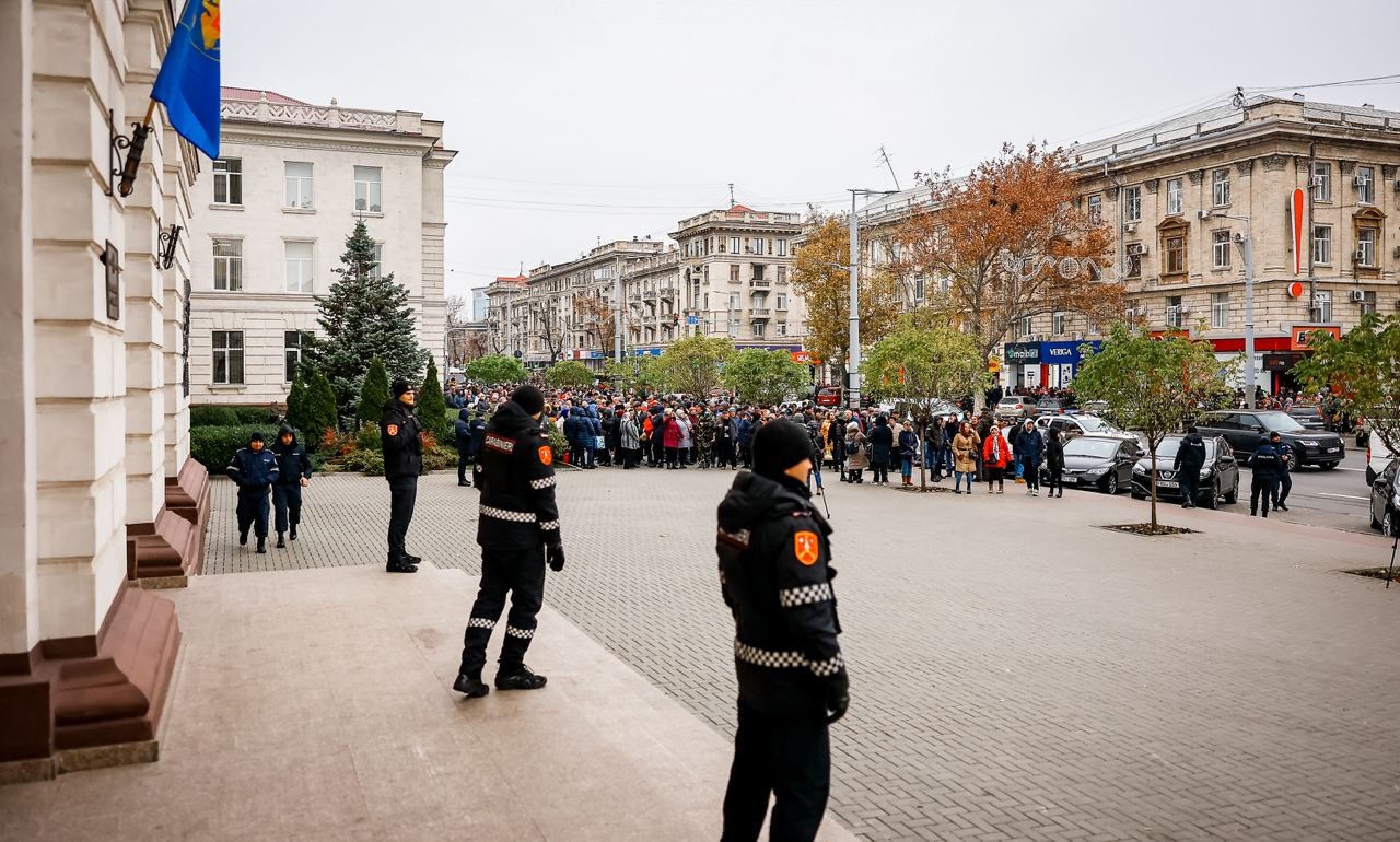 Peste 50 de mii de oameni protestează față de capturarea Procuraturii Generale
