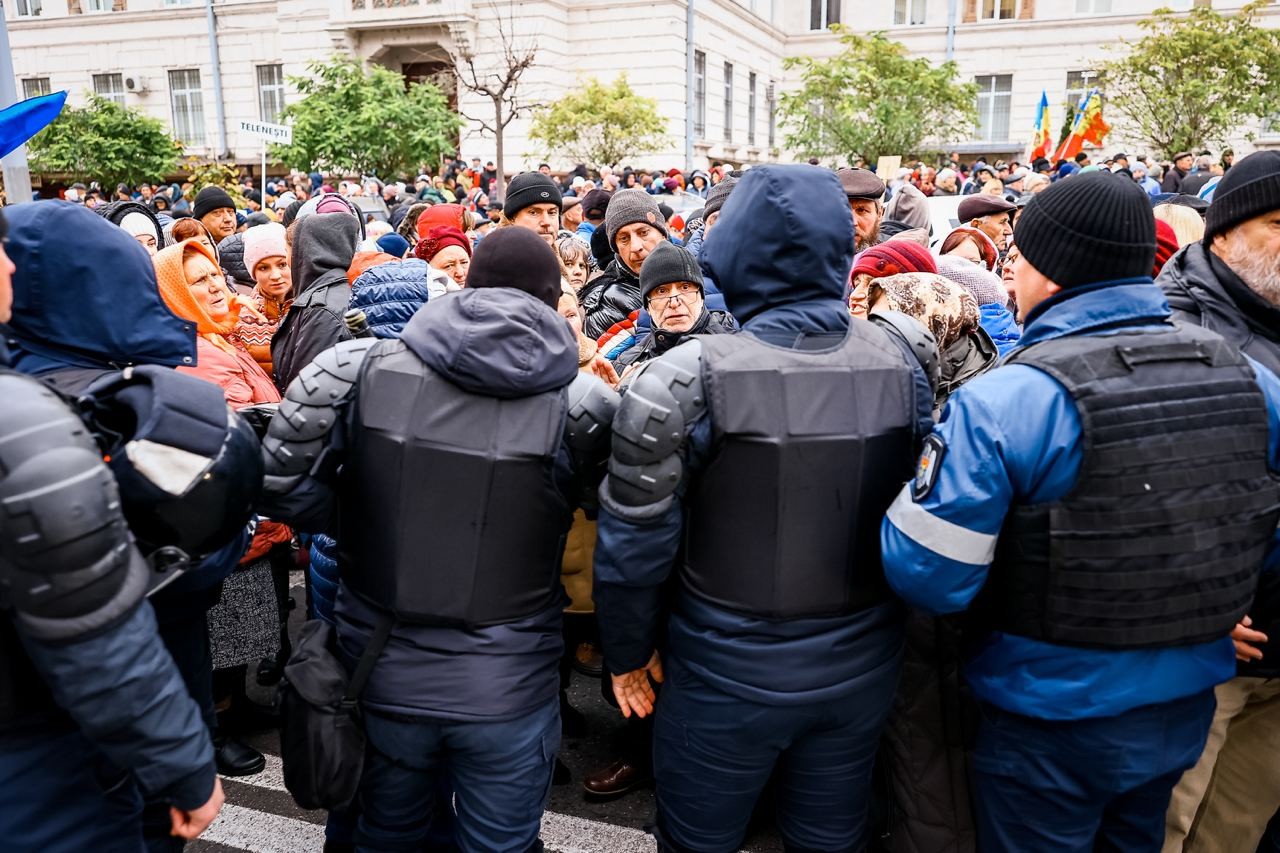 Peste 50 de mii de oameni protestează față de capturarea Procuraturii Generale