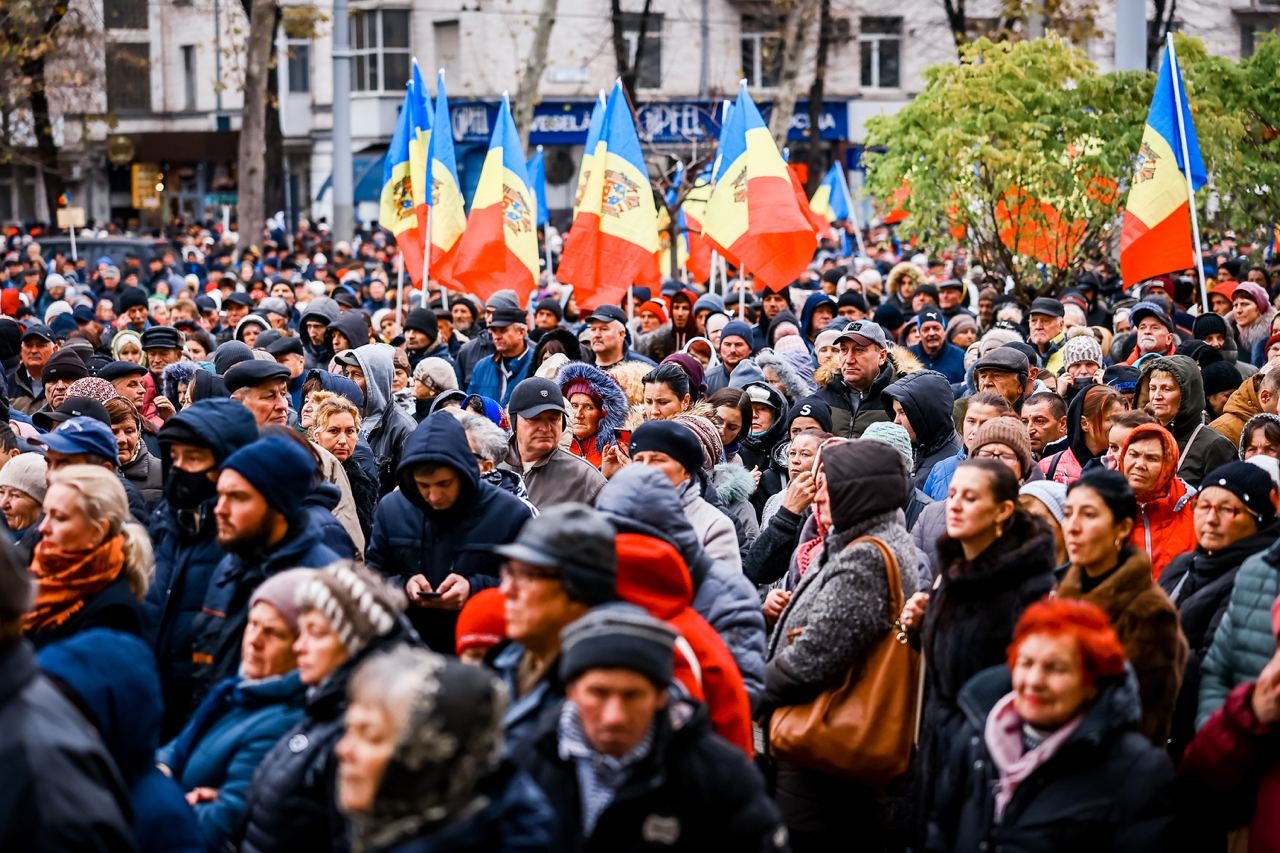 Peste 50 de mii de oameni protestează față de capturarea Procuraturii Generale