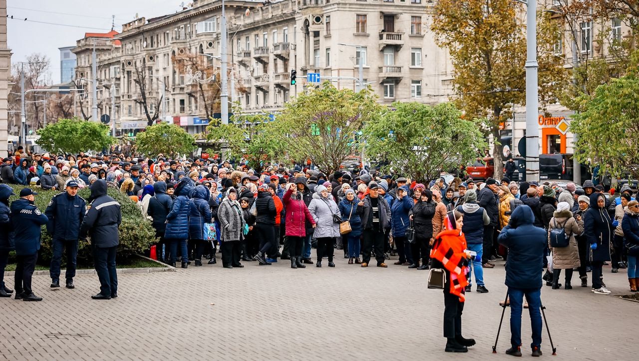 Peste 50 de mii de oameni protestează față de capturarea Procuraturii Generale