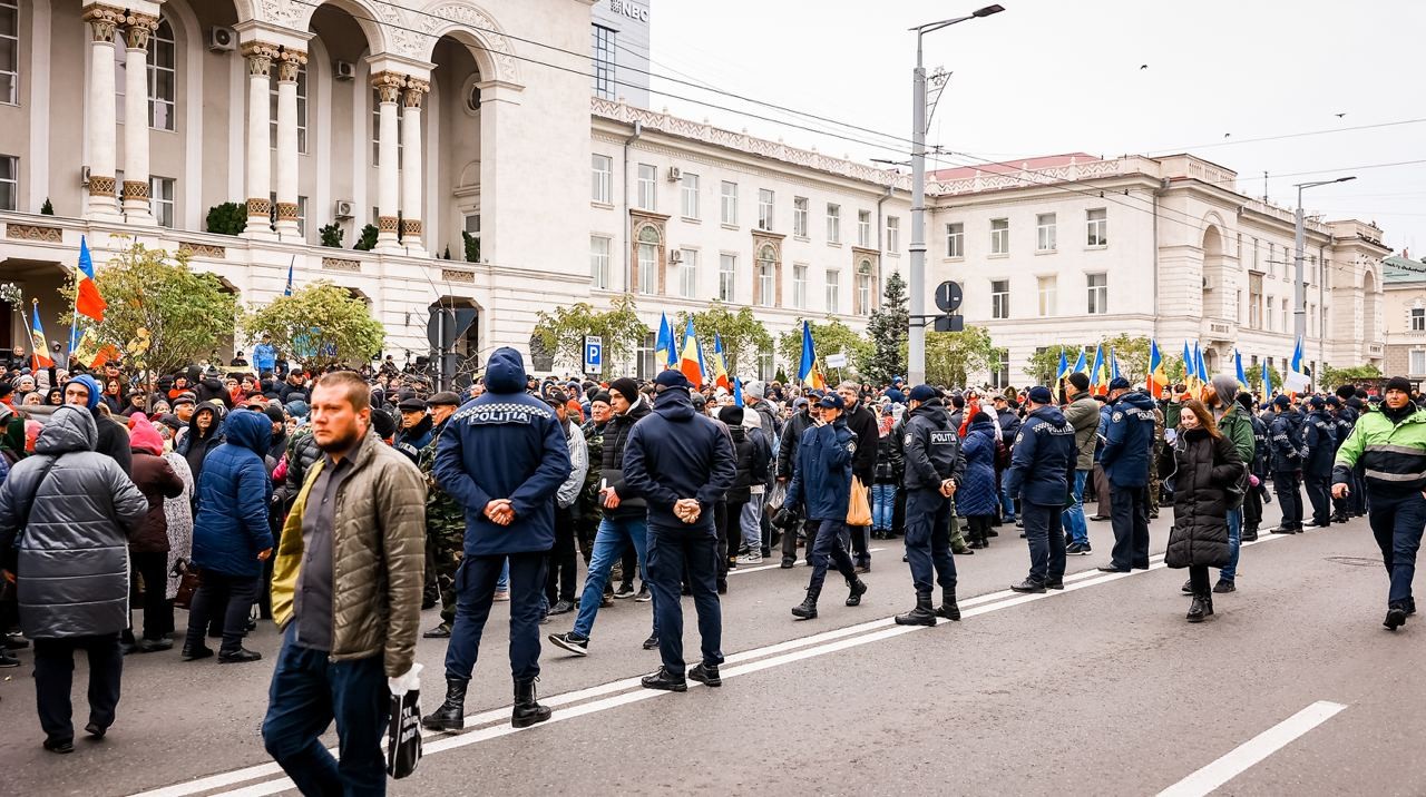 Peste 50 de mii de oameni protestează față de capturarea Procuraturii Generale