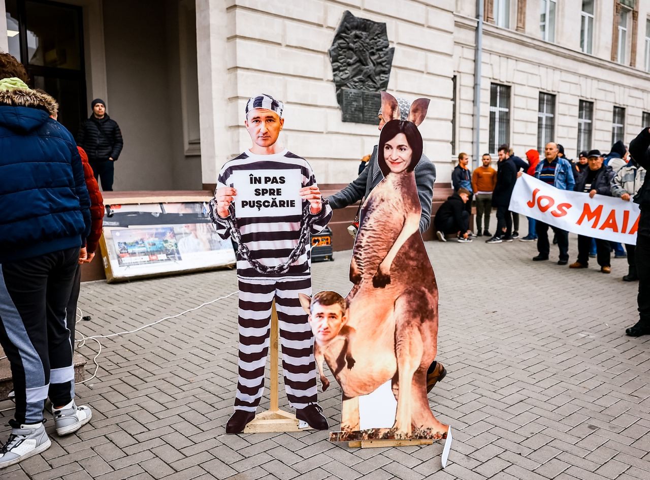 Peste 50 de mii de oameni protestează față de capturarea Procuraturii Generale