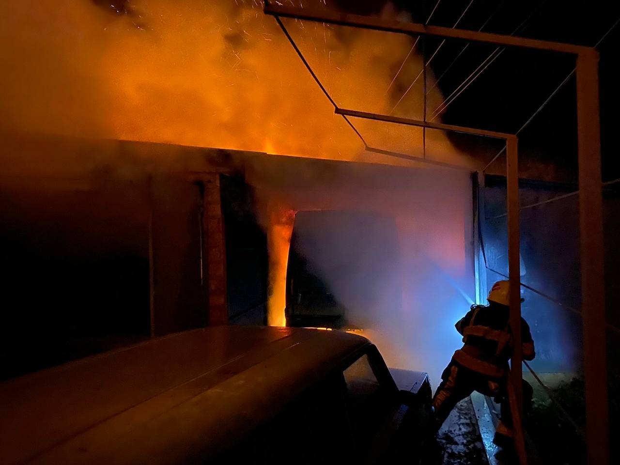 FOTO // Incendiu puternic la Orhei. Pompierii s-au luptat toată noaptea cu flăcările