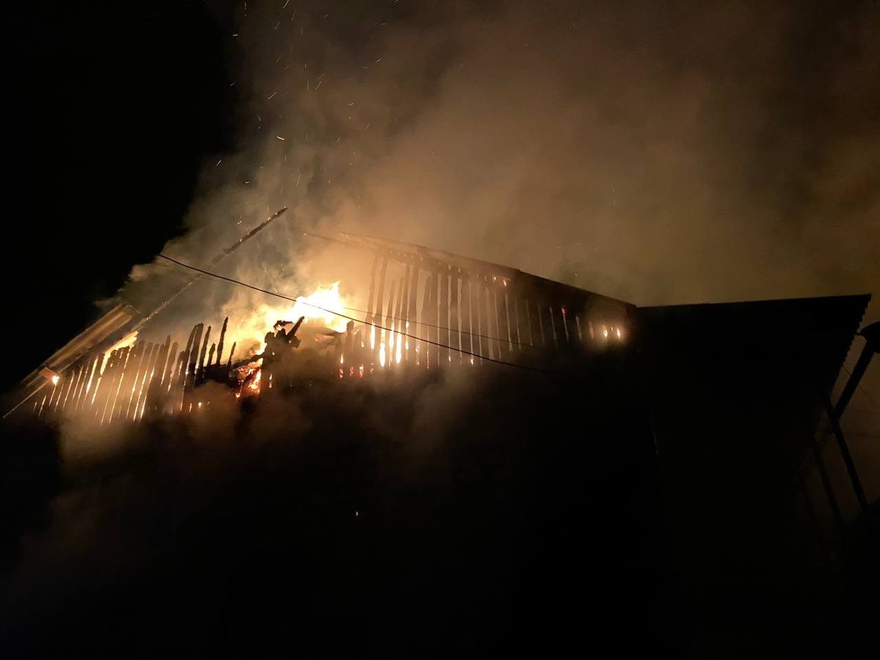 FOTO // Incendiu puternic la Orhei. Pompierii s-au luptat toată noaptea cu flăcările