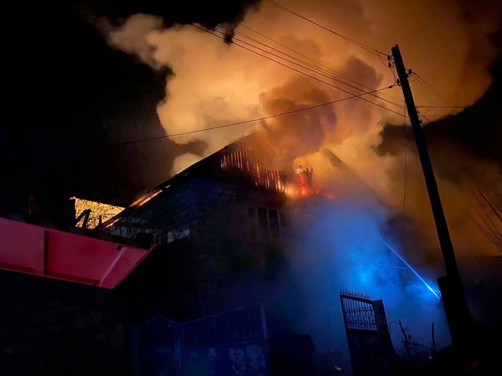 FOTO // Incendiu puternic la Orhei. Pompierii s-au luptat toată noaptea cu flăcările