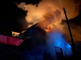 FOTO // Incendiu puternic la Orhei. Pompierii s-au luptat toată noaptea cu flăcările