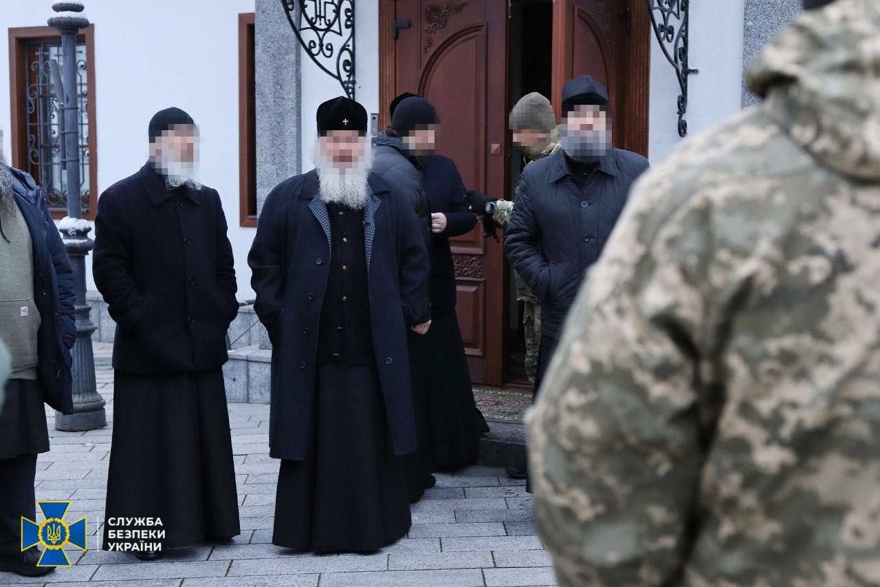 SBU a făcut percheziţii la o celebră mănăstire din Kiev suspectând că adăposteşte sabotori şi armament rusesc. Reacția Moscovei
