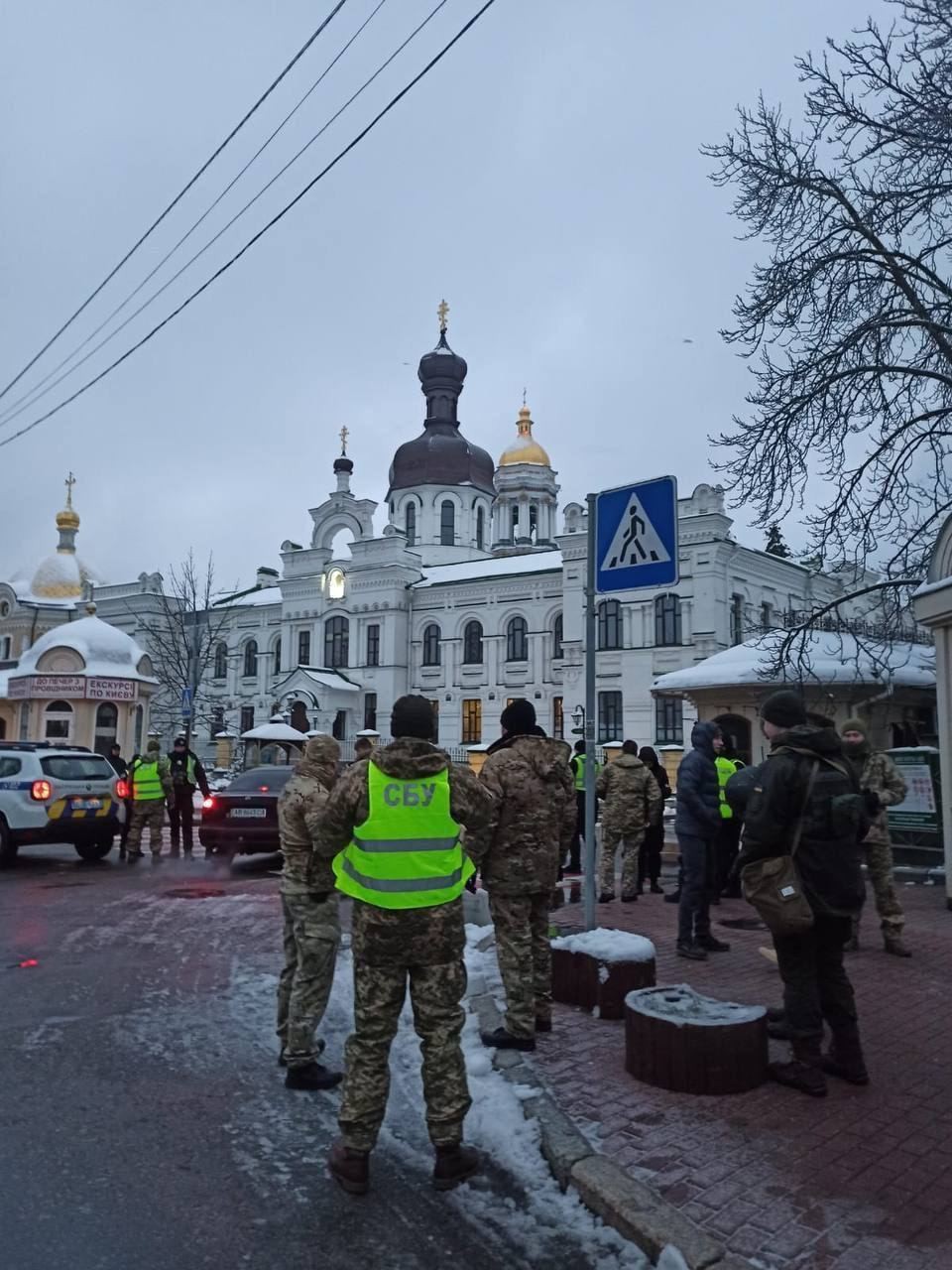 SBU a făcut percheziţii la o celebră mănăstire din Kiev suspectând că adăposteşte sabotori şi armament rusesc. Reacția Moscovei