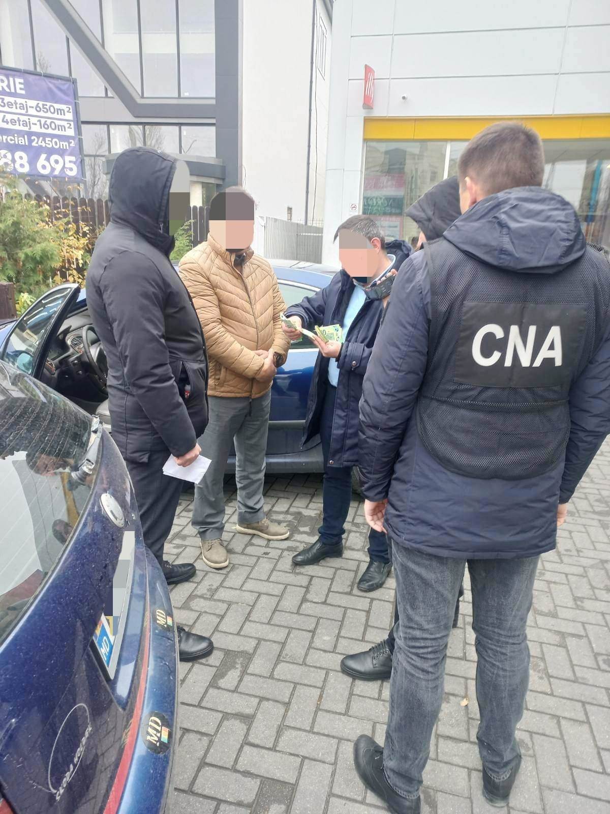 Un avocat ar fi pretins 5500 de euro pentru a influența o magistrată de la Drochia
